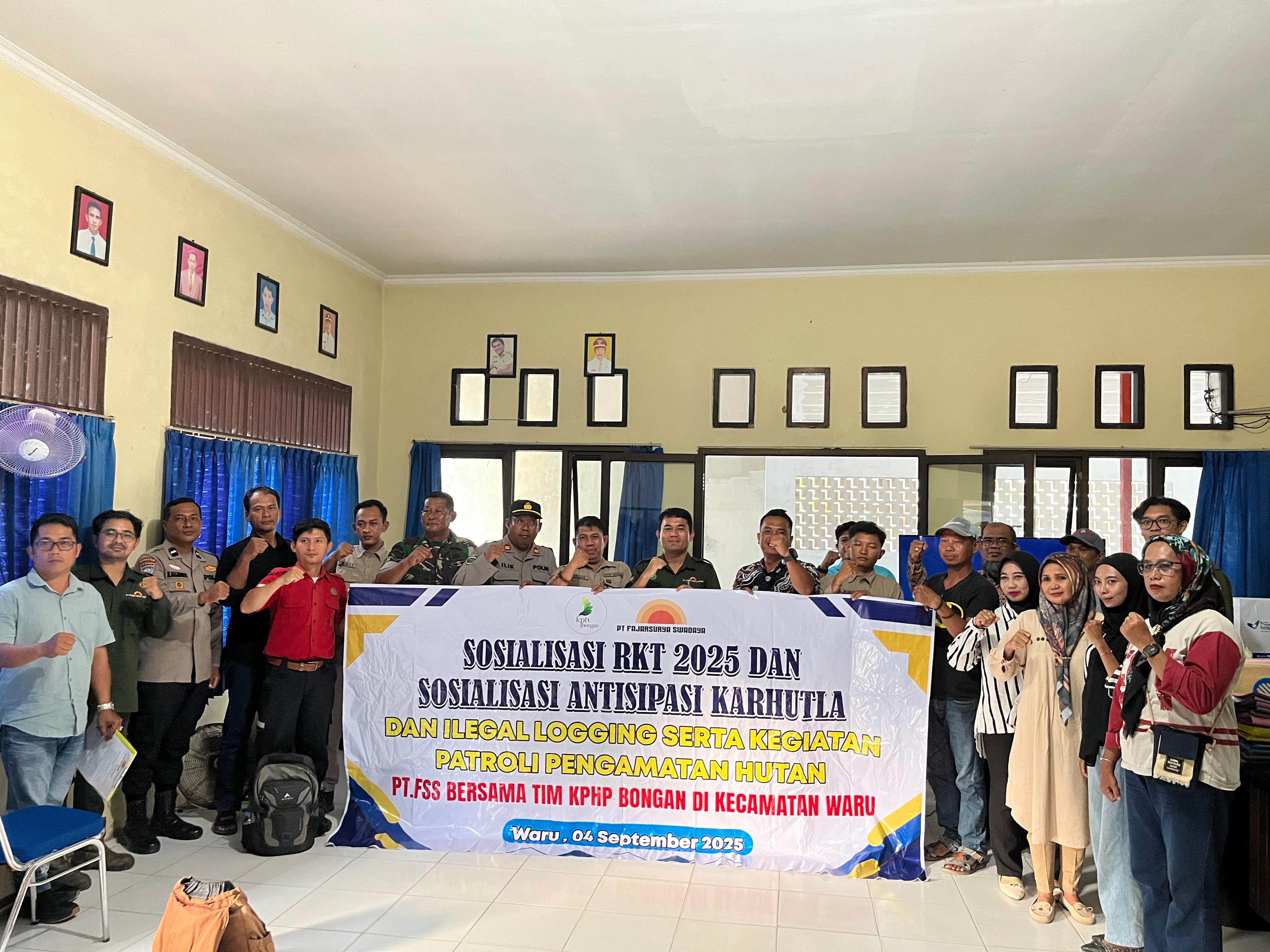 Suasana sosialisasi Rencana Kerja Tahunan (RKT) 2025, pencegahan karhutla, dan penanggulangan illegal logging yang digelar PT Fajar Surya Swadaya (FSS) bersama KPHP Bongan di Desa Sesulu, Kecamatan Waru, Kamis (4/9/2025).