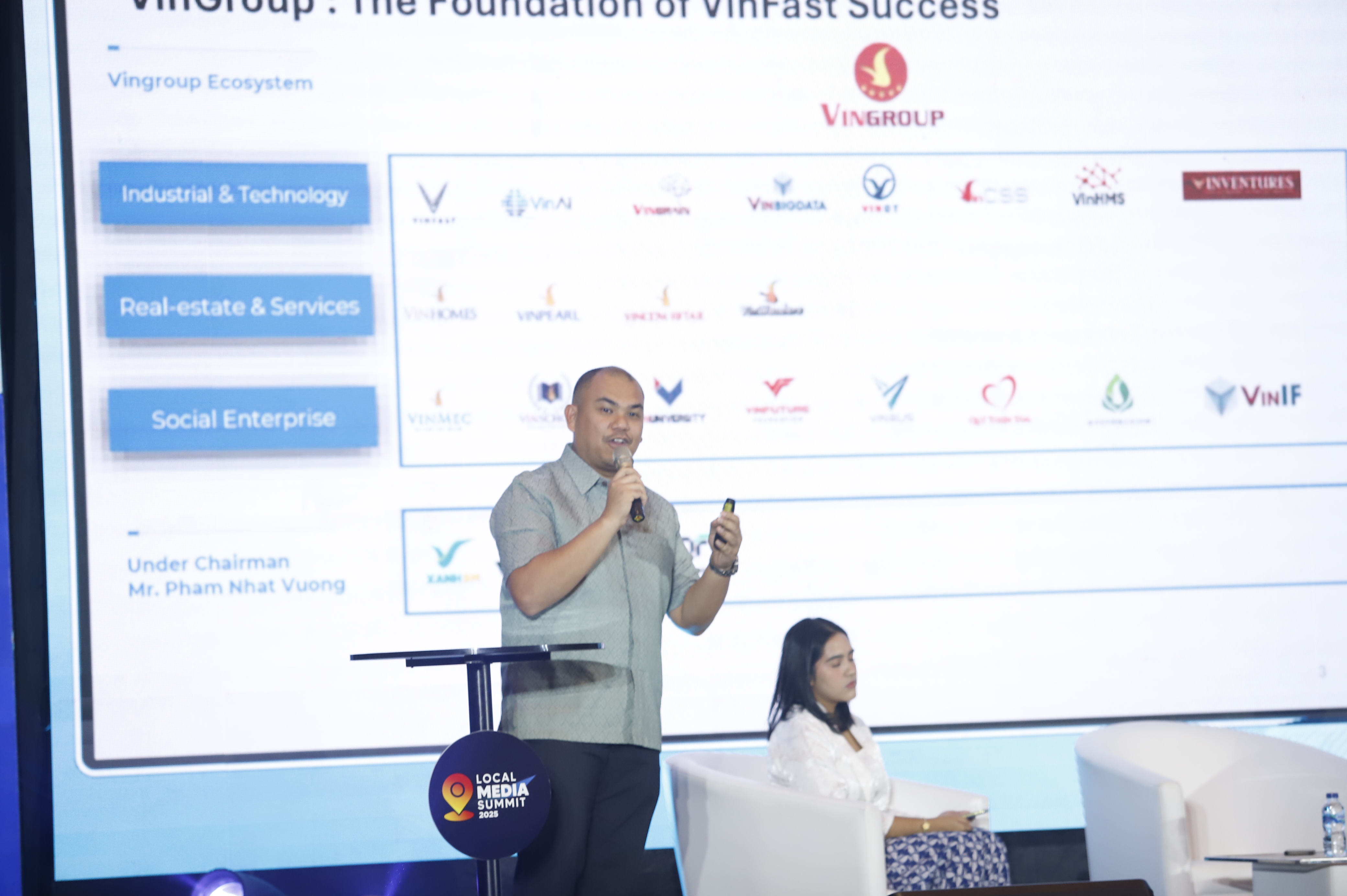 Deputi CEO Sales and Network Development VinFast Indonesia, Aldo Andityra Rais, memaparkan strategi elektrifikasi dan pengembangan ekosistem kendaraan listrik di Indonesia dalam sesi Local Media Summit (LMS) 2025, Jakarta, Rabu (8/10/2025). (Foto: Dok. LMS 2025)