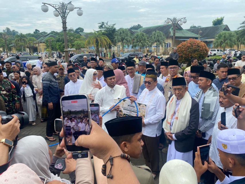 Usai Salat Iduladha, Gubernur Rudy Mas'ud Serahkan Sapi Kurban Presiden Prabowo ke Islamic Center Samarinda