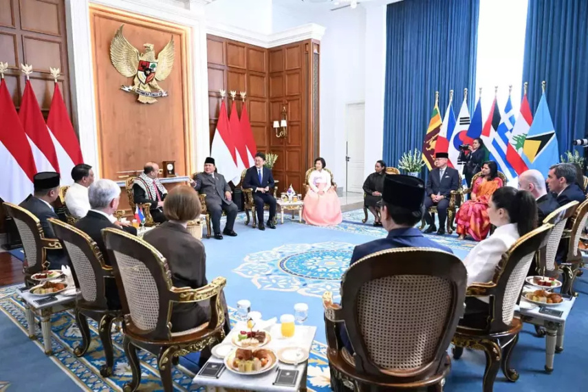 Terima Surat Kepercayaan 8 Dubes di Istana, Prabowo Minta Maaf Sempat Tunda Agenda