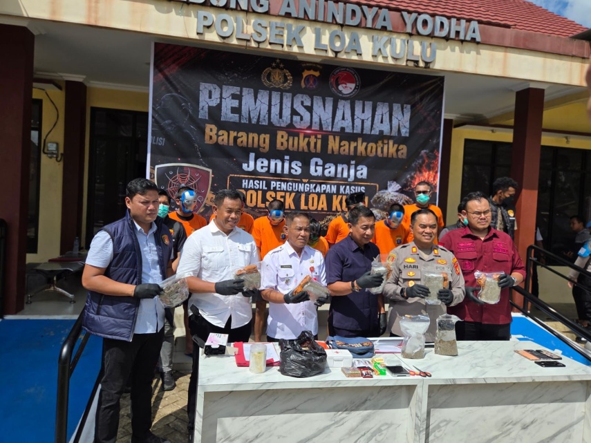 Tangkap 7 Pemuda Jaringan Kukar-Samarinda, Polsek Loa Kulu Musnahkan 3,3 Kg Ganja