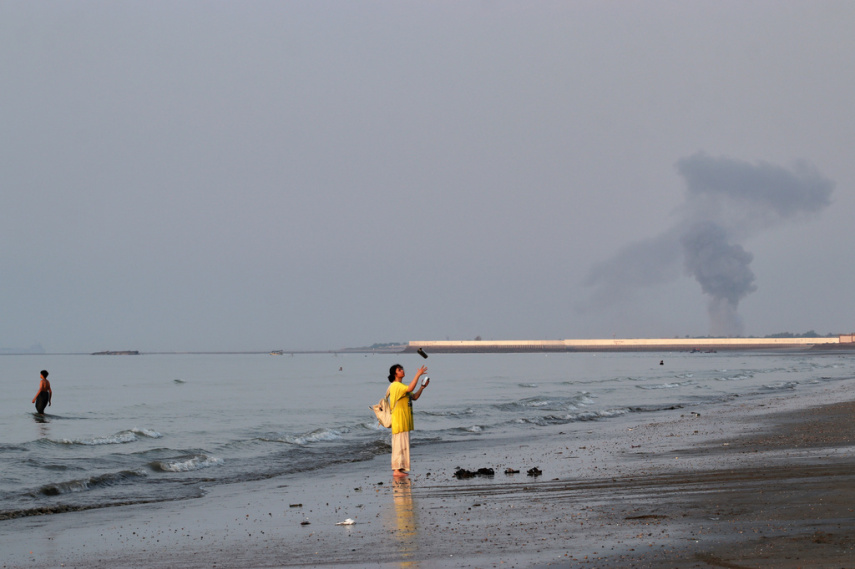 US attacks Iran as Tehran retaliates against UAE tankers in Strait of Hormuz and Bahrain