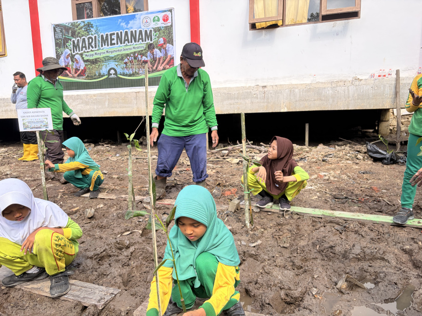 Peringati Hari Mangrove Sedunia, Siswa SD di Kutai Kartanegara Diajak Tanam Pohon