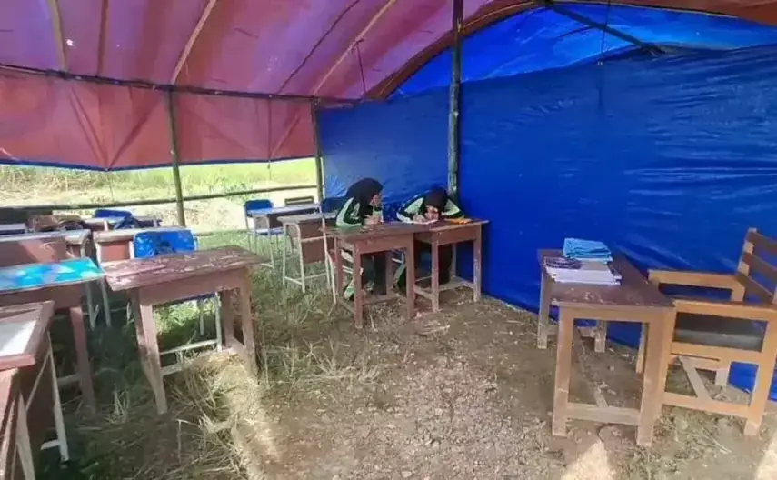 Belajar Beralaskan Tanah dan Kursi Lapuk, Murid SDN 001 Binrang Berau Butuh Gedung Sekolah