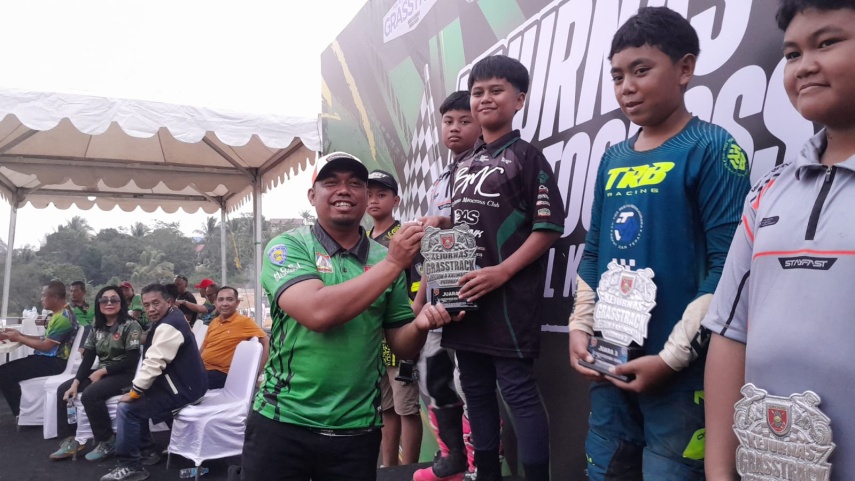 Tampil Perkasa di Sirkuit Balikpapan, Samurai MX Team Kaltim Tembus Podium Kejurnas Grasstrack